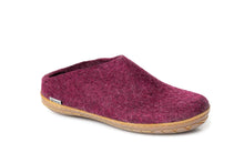 Load image into Gallery viewer, Glerups Slip-on Honey Rubber Cranberry
