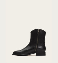 Load image into Gallery viewer, FRYE MELISSA BUTTON SHORT 2 BLACK
